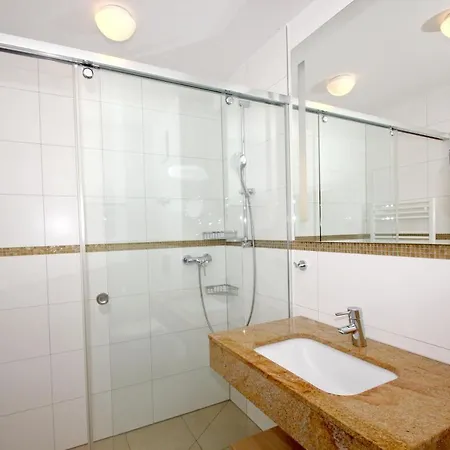 Strandnahe Mit Terrasse, Gratis Nutzung Vom Ahoi Erlebnisbad Und Sauna In Sellin - Rex Rugia 29-3 لوبه